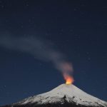 Nueva explosión en volcán Villarrica generó sismo columna de humo de 600 metros en Chile