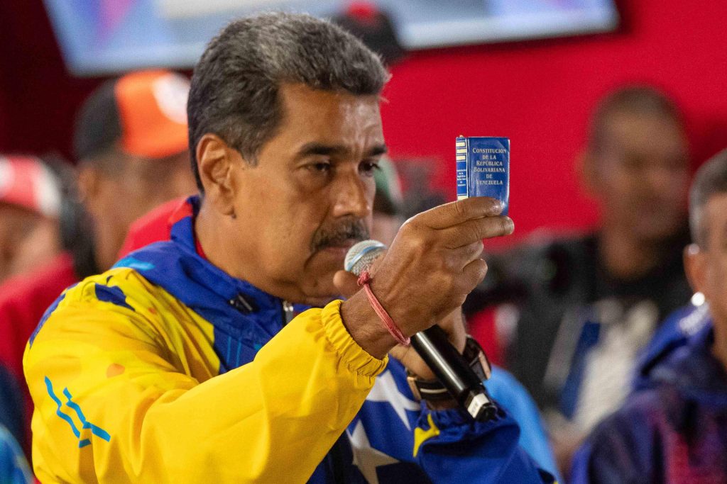 Perú anunció este lunes que "varios países de la región" están coordinando "acciones conjuntas para que se respete indubitablemente la voluntad del pueblo venezolano", luego de que el Consejo Nacional Electoral (CNE) de ese país proclamara este domingo como vencedor de las elecciones presidenciales a Nicolás Maduro. "No hay marcha atrás, tome el tiempo que tome", señaló el ministro de Relaciones Exteriores, Javier González-Olaechea, en un mensaje publicado en la red social X. El ministro confirmó, además, que el embajador peruano en Venezuela ha sido llamado en consultas y "deja hoy Caracas". Otro países de la región, como Ecuador, también han anunciado en las últimas horas que realizarán las gestiones necesarias para convocar al Consejo Permanente de la Organización de Estados Americanos (OEA) para tratar la "delicada situación" que vive Venezuela. Panamá advirtió, por su parte, que en las "próximas horas" se anunciarán "medidas de acuerdo a las reglas interamericanas" tras "sumarse al rechazo" internacional sobre los resultados de las elecciones en Venezuela. El presidente de Venezuela, Nicolás Maduro, fue reelegido para un tercer mandato consecutivo este domingo, en unos comicios en los que obtuvo el 51,20 % de los votos (5.150.092 apoyos), según el primer y único boletín oficial presentado hasta el momento por el CNE. El presidente del ente electoral, Elvis Amoroso, anunció los datos más de seis horas después del cierre de los centros y dijo que el resultado correspondía al escrutinio del 80 % de los votos emitidos en las elecciones de este domingo, que contaron con una afluencia masiva de votantes durante toda la jornada. Según el primer reporte, el abanderado de la oposición mayoritaria, Edmundo González Urrutia, obtuvo 4.445.978 votos, los que supone el 44,2 % de los sufragios. Antes de facilitar estos resultados, el presidente del CNE aseguró que el sistema de transmisión de datos sufrió un ataque, que será investigado, razón por la que -explicó- demoró más de lo previsto el anuncio del ganador, aunque no dio más detalles al respecto.