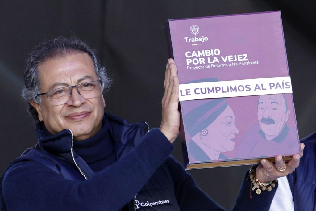 Petro sanciona la reforma que ampliará la cobertura de pensiones del 24 % al 87 %