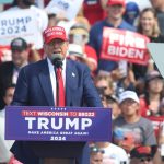 Trump opina que el "ego" de Biden lo mantendrá aferrado a la candidatura demócrata