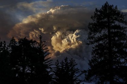 Un incendio supuestamente provocado en California se convierte en el más grande de 2024