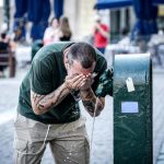 Una niña de un año olvidada por su padre en el coche muere por el calor en Italia