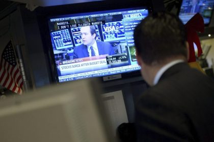 Wall Street abre en verde mientras los inversores analizan resultados de grandes bancos