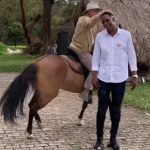 Yerry Mina visita a Álvaro Uribe tras presentación de su proyecto en Guatapé