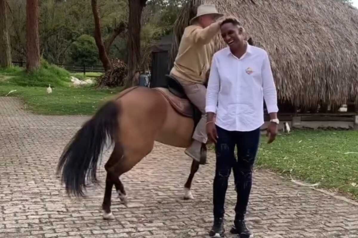 Yerry Mina visita a Álvaro Uribe tras presentación de su proyecto en Guatapé