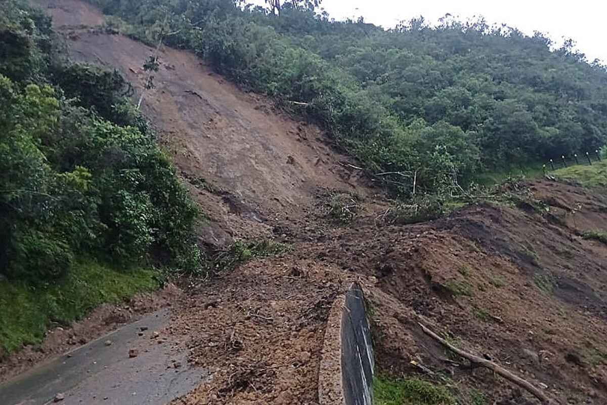 ¡Atención viajeros! Paso a un carril en la vía Manizales - Bogotá por deslizamientos de tierra
