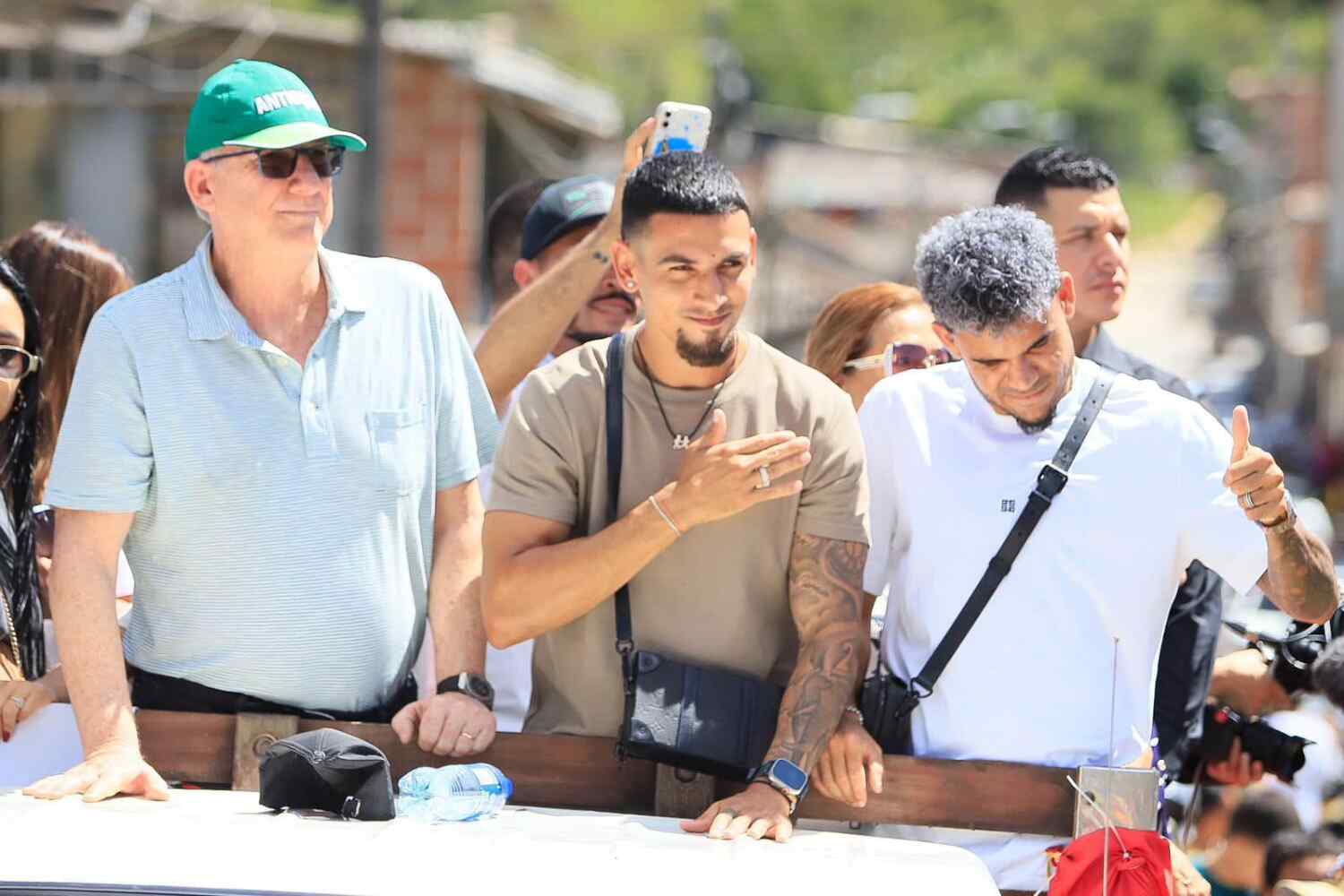 Daniel Muñoz y Luis Díaz reciben emotivo homenaje en Medellín y Amalfi