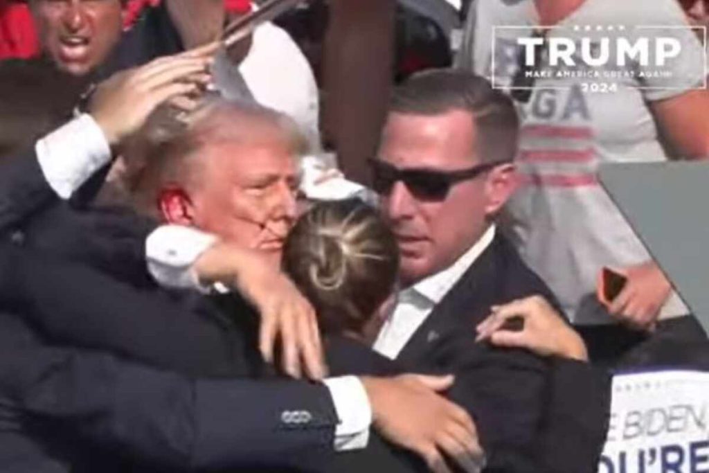 Donald Trump Agachado por Disparos en su Mitin en Pensilvania