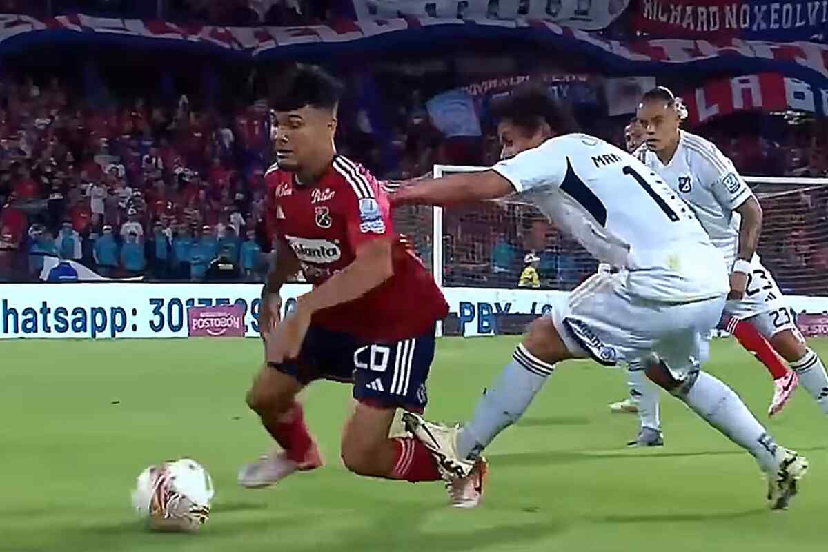 FCF publica audios del VAR para aclarar la no roja a Mantilla en Medellín vs Millonarios