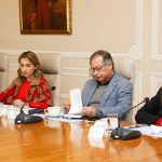 Petro posesiona nuevos ministros y dice que: 'Sería un Suicidio No Cambiar'