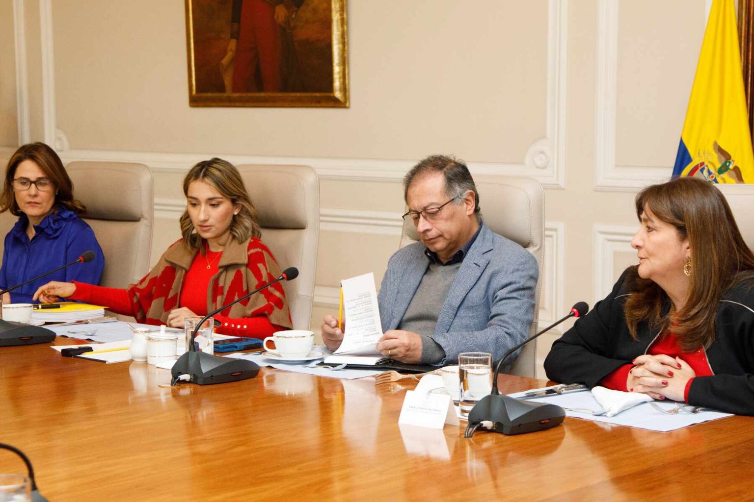 Petro posesiona nuevos ministros y dice que: 'Sería un Suicidio No Cambiar'