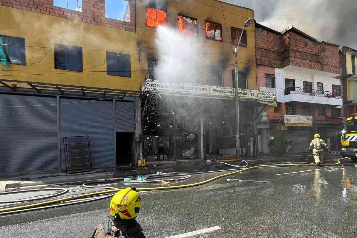 Incendio consume dos estructuras en el reconocido sector El Hueco de Medellín
