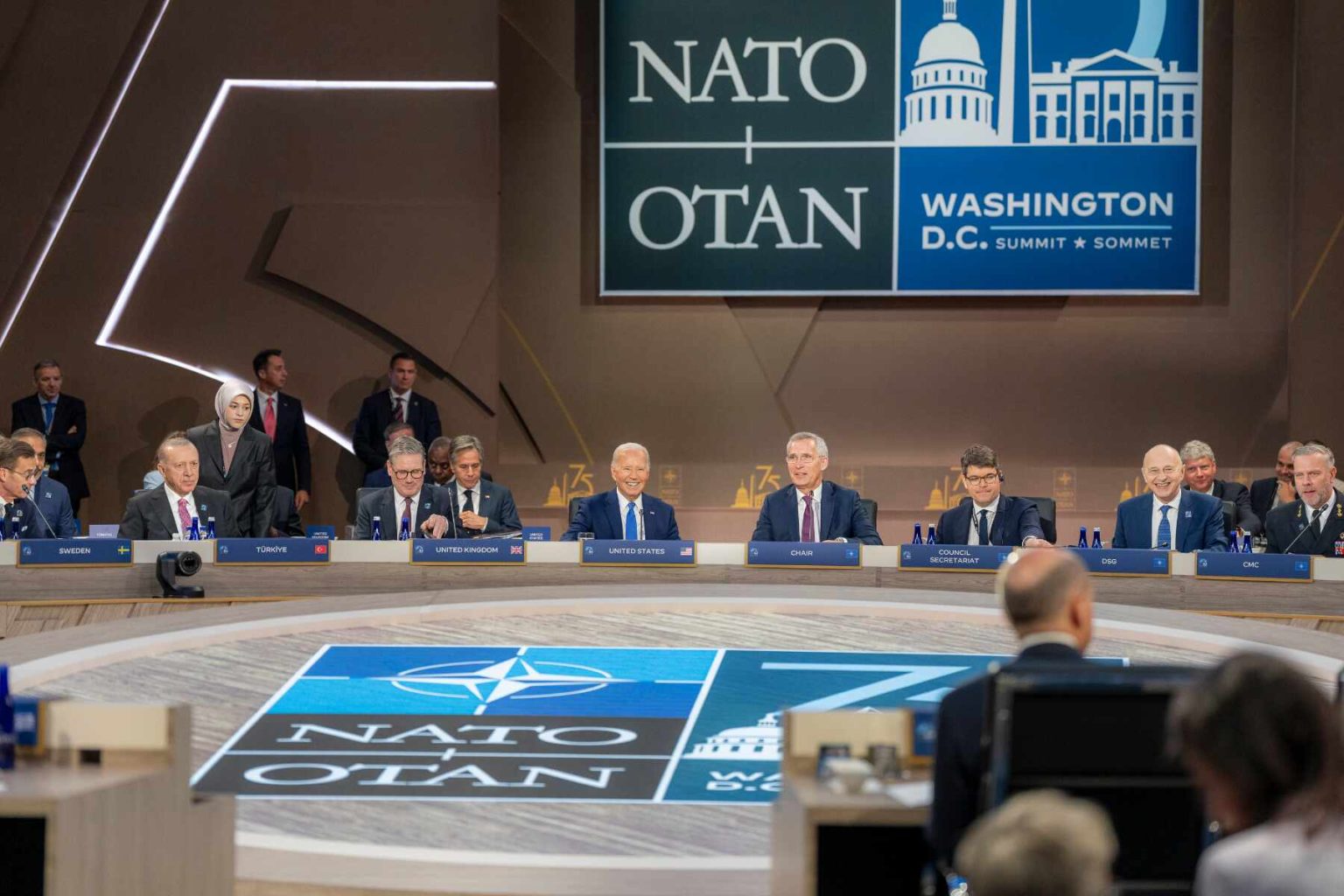 Biden llama a Zelensky de Ucrania "presidente Putin" en un evento de la OTAN