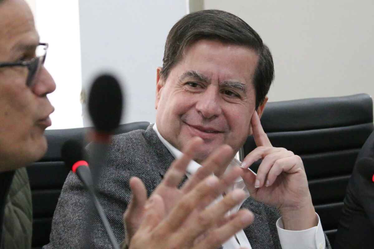 Juan Fernando Cristo inicia proceso hacia una Asamblea Constituyente en Colombia---MinInterior promete respetar las reglas electorales y no usar fast track para reformas