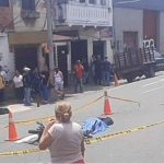 Motociclista es víctima de atropello mortal tras caída provocada por apertura de puerta de una camioneta en Medellín