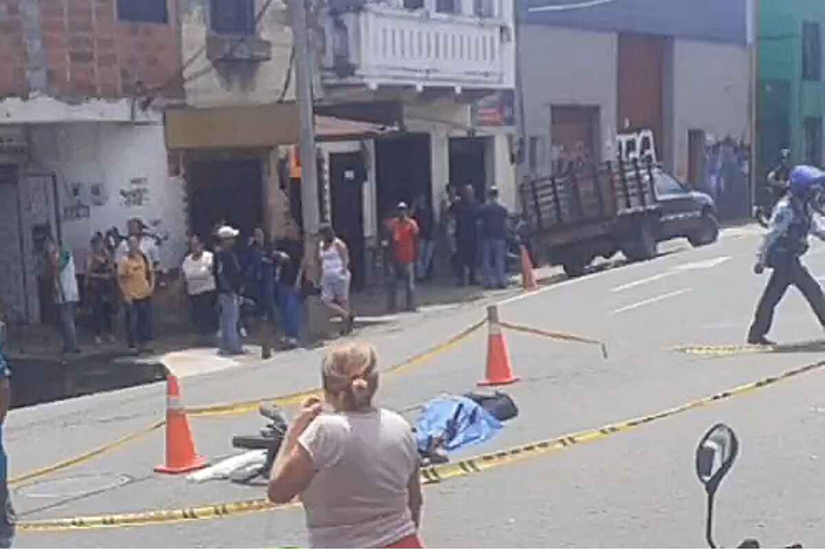 Motociclista es víctima de atropello mortal tras caída provocada por apertura de puerta de una camioneta en Medellín