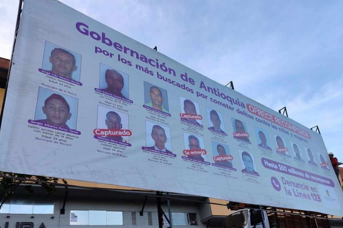 Vallas con rostros de los más buscados por violencia contra la mujer inundan el Valle de Aburrá