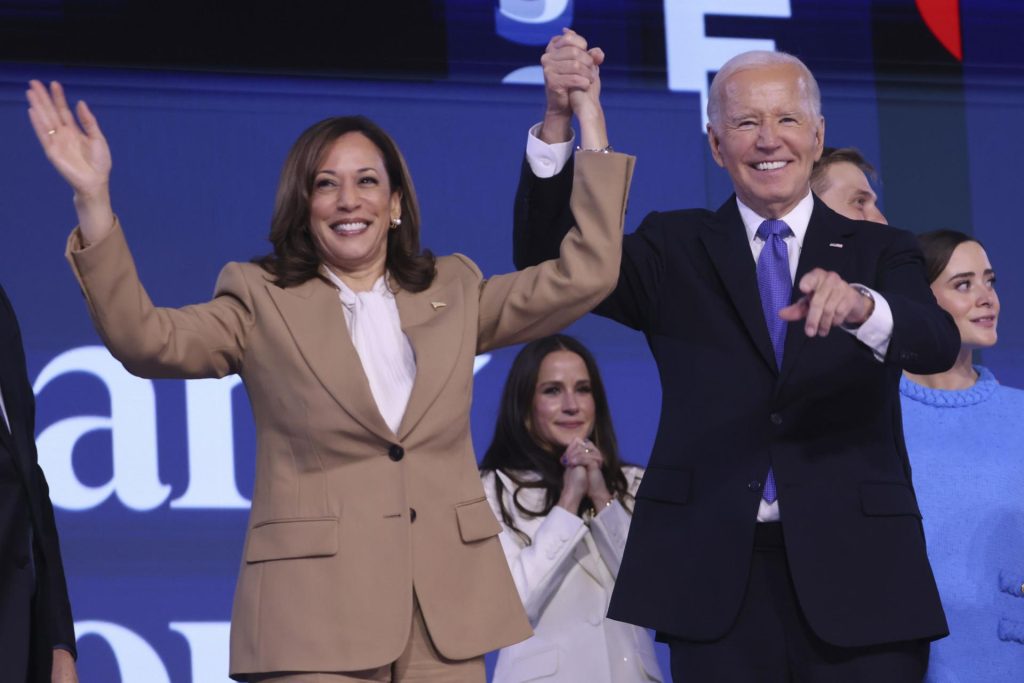 Biden habla por teléfono con Harris poco antes de que acepte la nominación demócrata