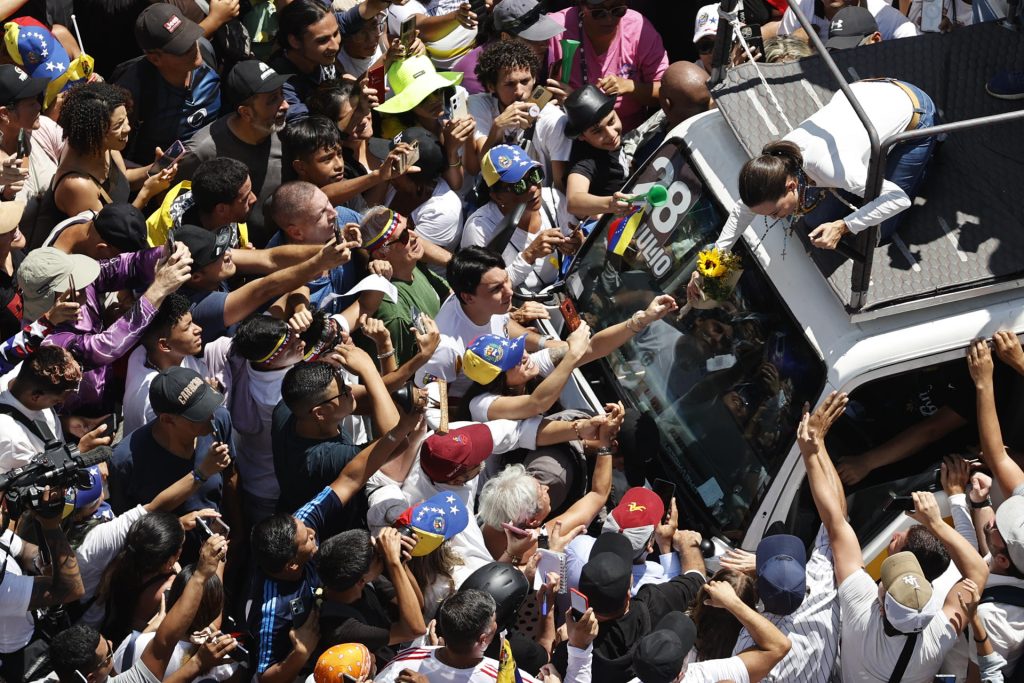 La Policía venezolana incauta el camión de la caravana de Machado, dice bloque opositor