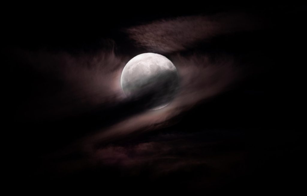 La tenue atmósfera de la Luna sería el resultado del impacto de micrometeoritos