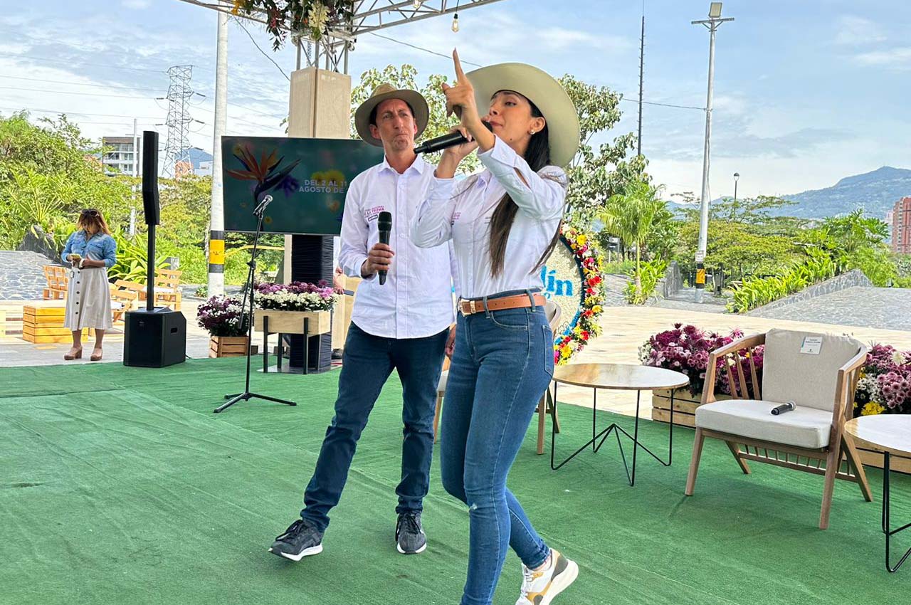 Los trovadores celebran la Feria de las Flores con su arte