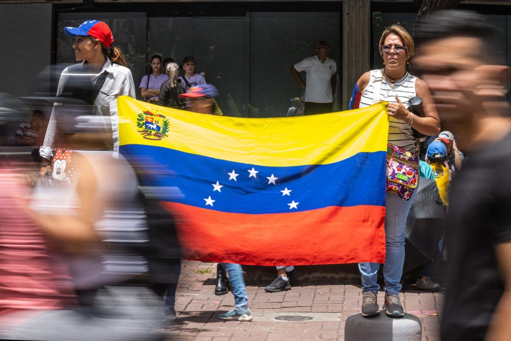 Machado y González Urrutia urgen a policías y militares a impedir golpe dado por Maduro