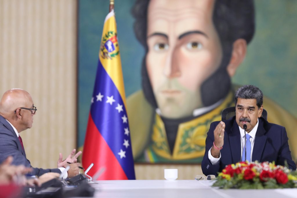 Maduro rechaza que EE.UU. pretenda convertirse en la autoridad electoral de Venezuela