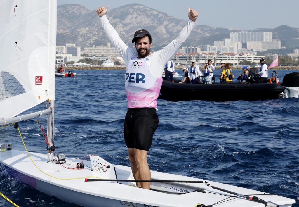 Perú celebra su primera medalla olímpica en 32 años con el bronce de Stefano Peschiera en vela