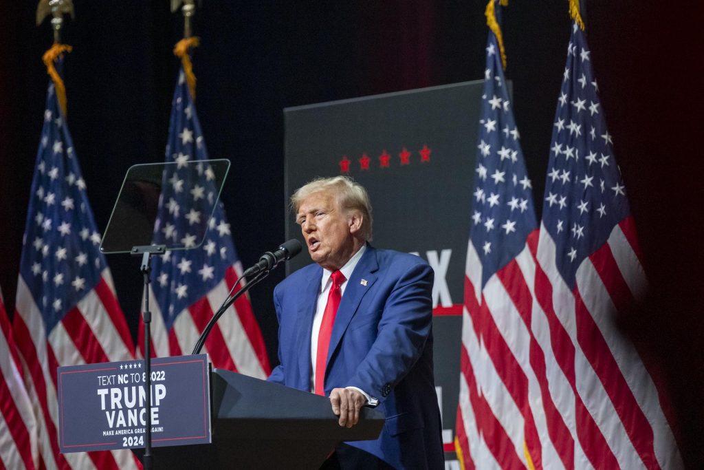 Trump reporta 500 millones en ingresos de sus propiedades y 350 millones en obligaciones
