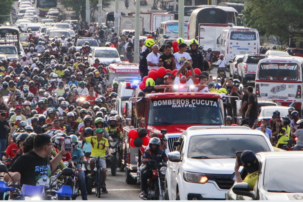 Una multitud recibe en Cúcuta a Ángel Barajas, tras ganar medalla plata en la gimnasia de París