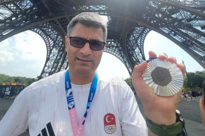 Con una mano en el bolsillo y una medalla de plata: La historia de Yusuf Dikec en los JJOO