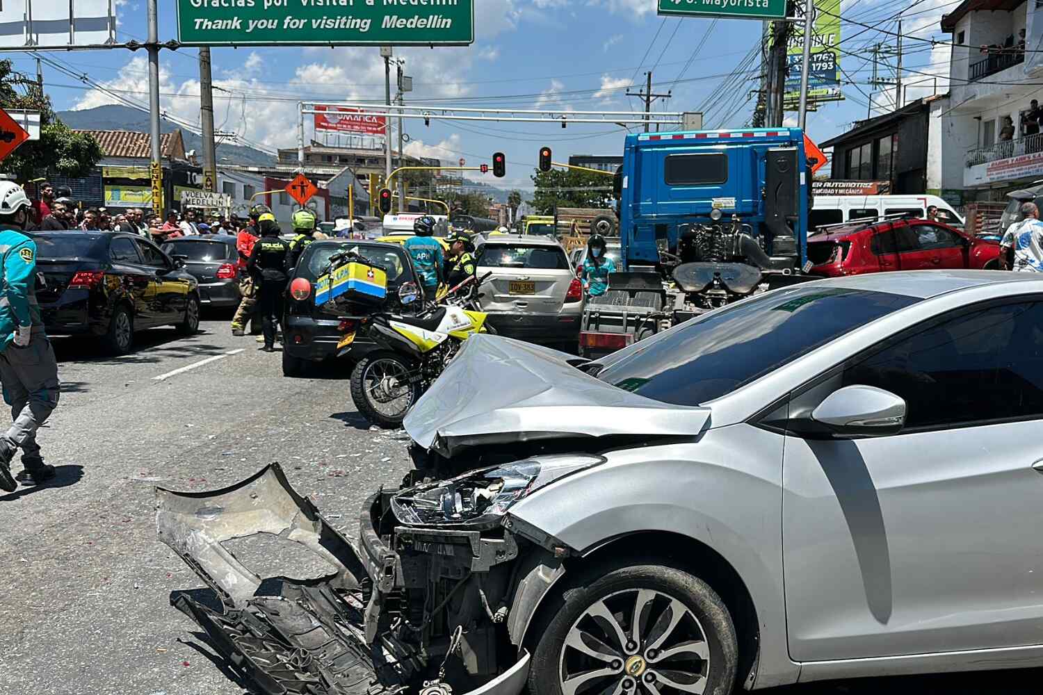 Medellín: Accidente múltiple en la avenida Guayabal deja dos muertos y múltiples heridos