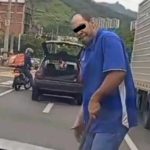 Captan en video brutal ataque a vehículo con dos bebés a bordo en Medellín