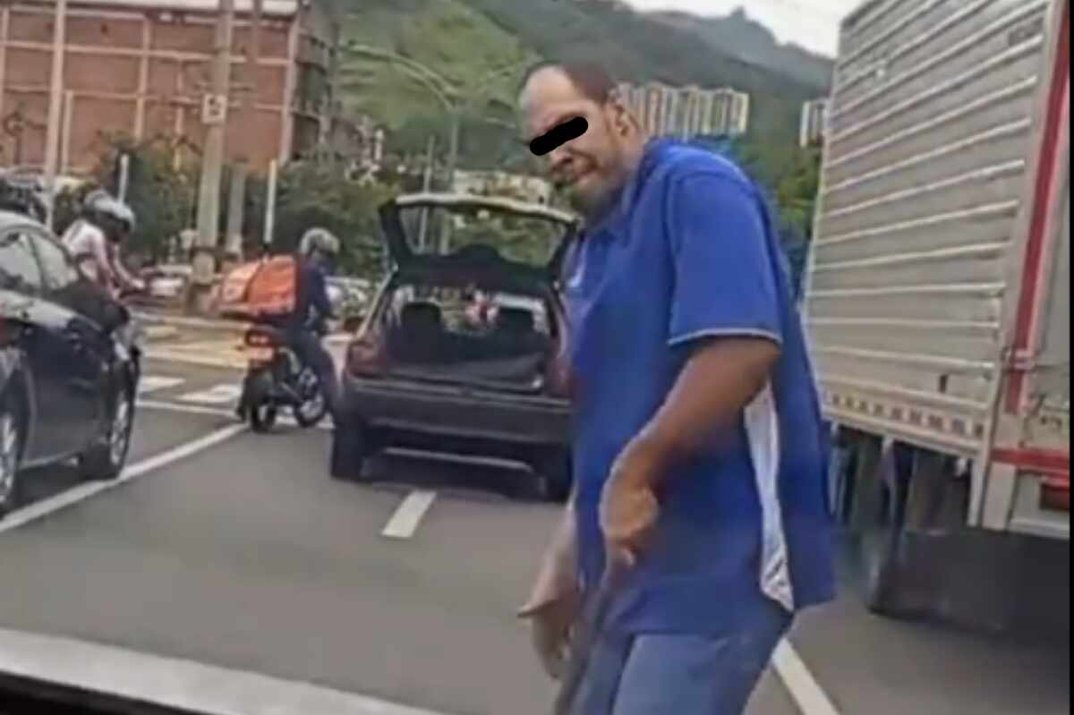Captan en video brutal ataque a vehículo con dos bebés a bordo en Medellín