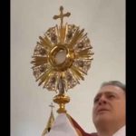 Hostia "late" durante misa en Bogotá: párroco y fieles afirman que es un milagro