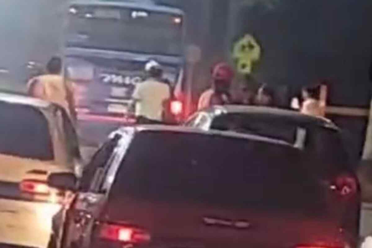 ¡Increíble! Un bus del MIO ingresó a fuerza en un cantón militar en Cali y se desató un tiroteo. ¿Qué pasó realmente? #Cali #MIO #incidente #seguridad #viral