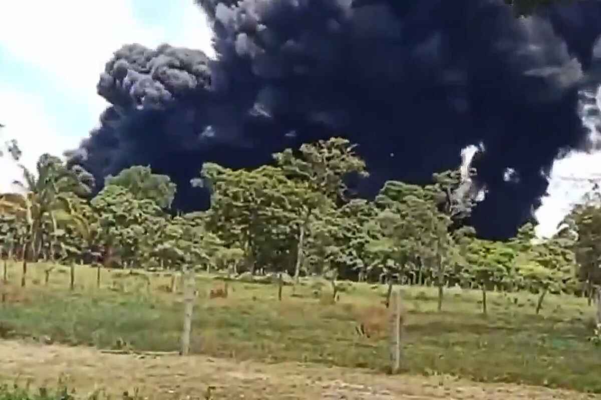 ¡Indignante! El ELN vuelve a atacar, dejando en llamas el oleoducto Caño Limón-Coveñas