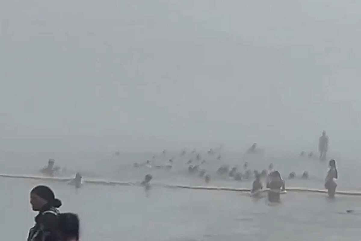 Playa del Tarajal desalojada tras ola de migrantes intentando entrar a Ceuta desde Marruecos