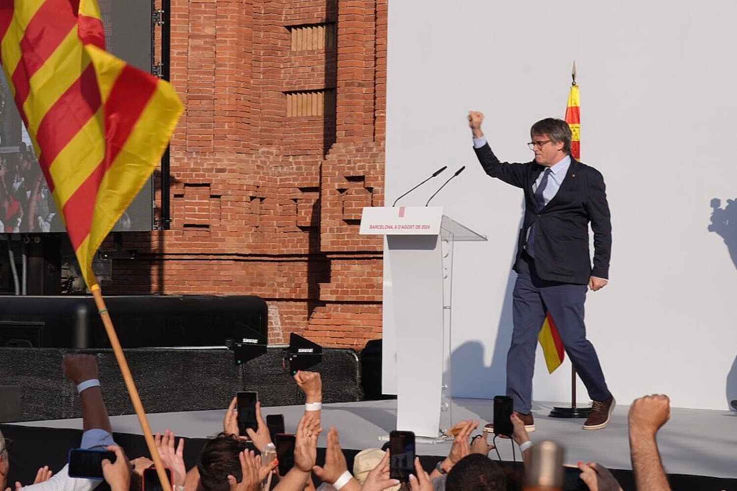 Puigdemont regresa a Cataluña, desaparece y desata el caos político