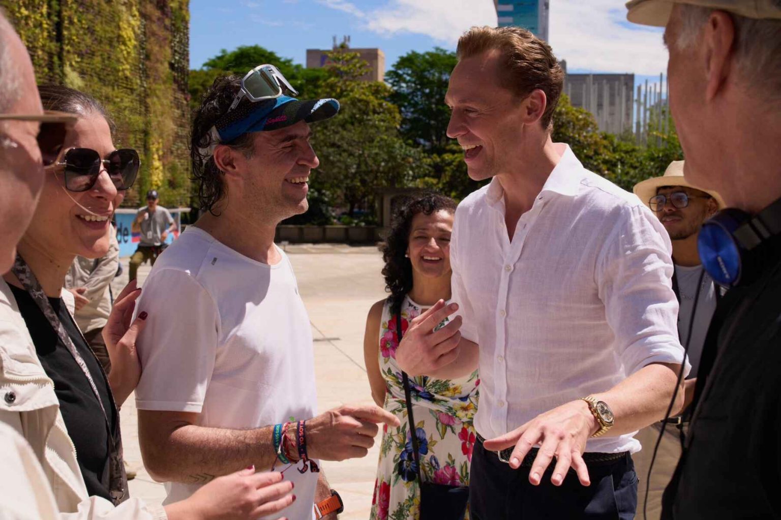 Fico Gutiérrez se reúne con Tom Hiddleston en grabaciones "The Night Manager" en Medellín