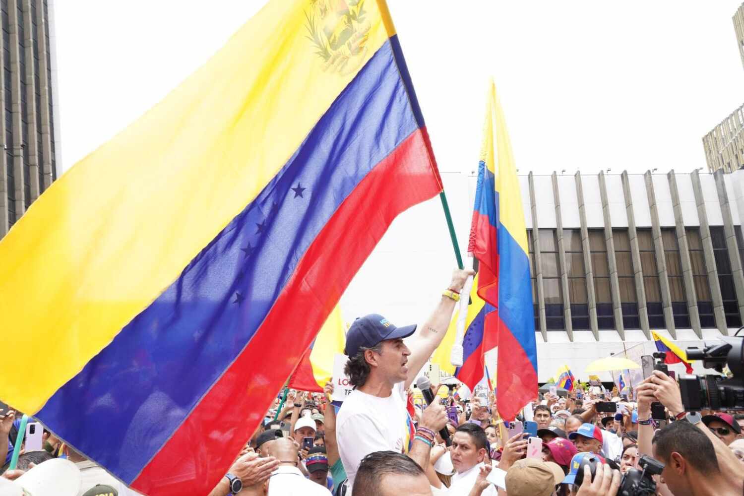 "Viva Venezuela Libre": Venezolanos en Medellín marcharon por la democracia y contra la tiranía