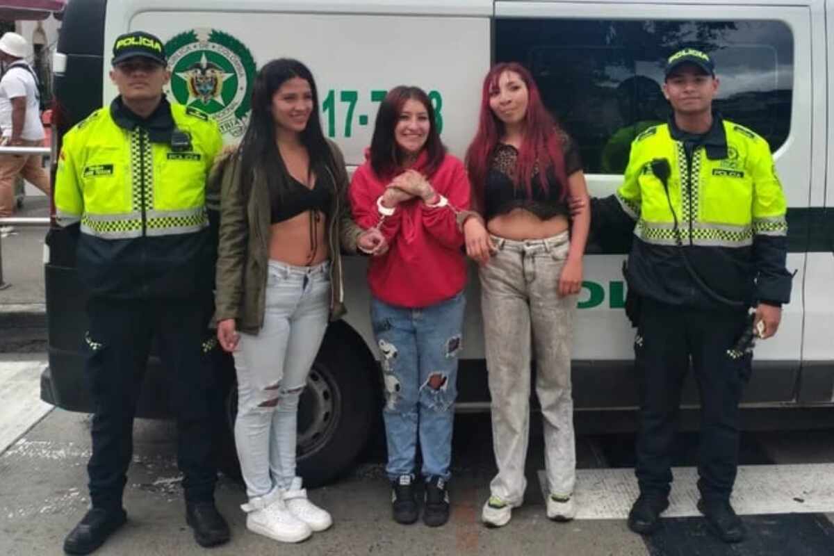 Capturan a tres mujeres robando celulares en Transmilenio