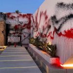 Activistas climáticos vandalizan la mansión de Messi en Ibiza y exigen cambios radicales