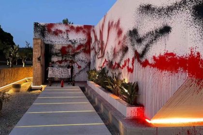 Activistas climáticos vandalizan la mansión de Messi en Ibiza y exigen cambios radicales