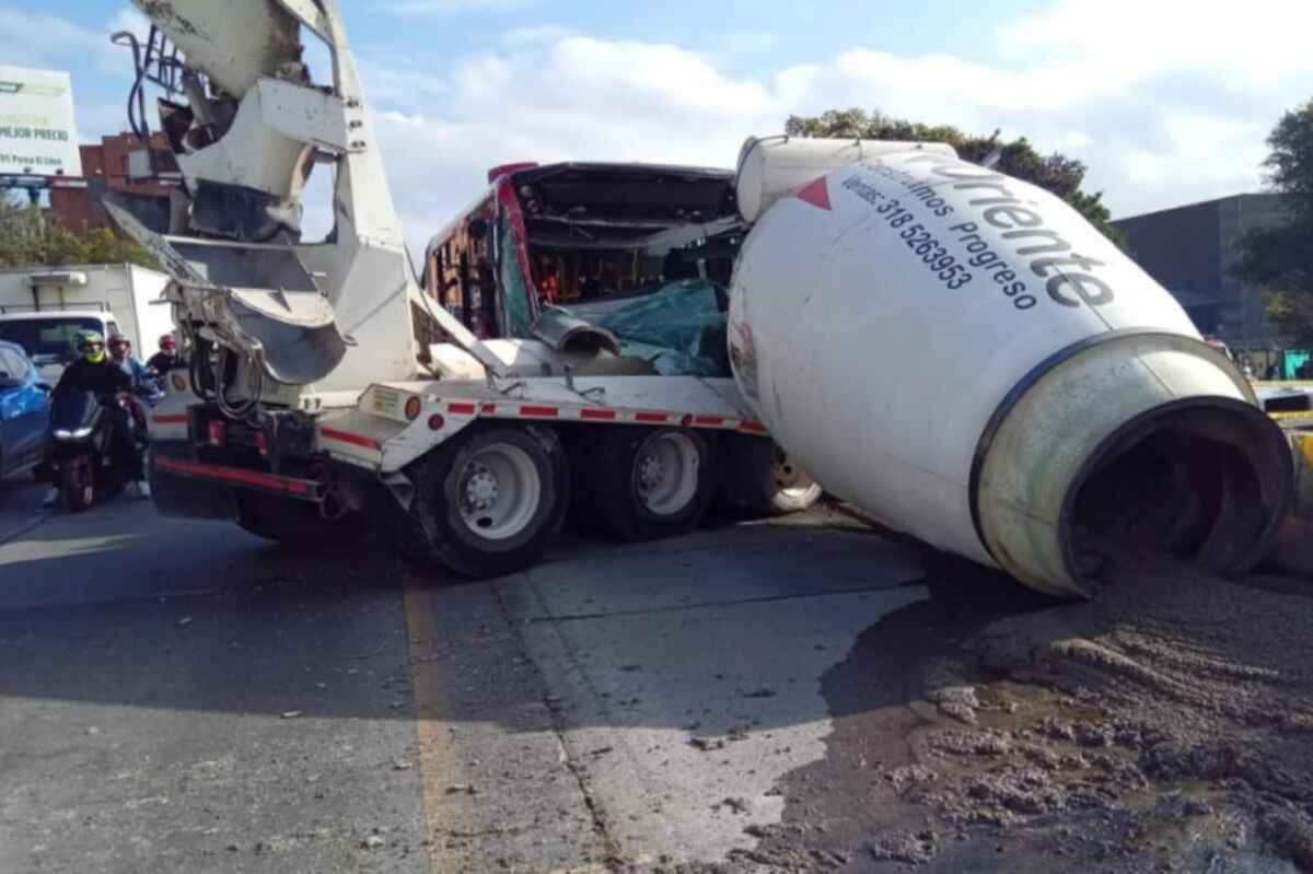 Choque entre bus de TransMilenio y camión de cemento deja 21 heridos en Bogotá