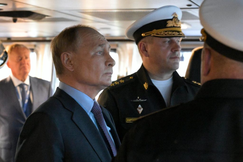 Putin inspecciona en Vladivostok la Flota rusa del Pacífico a su regreso de Mongolia