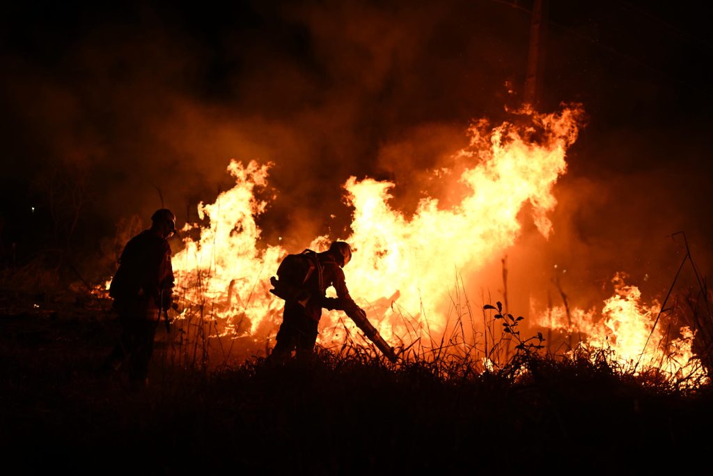 Un vasto incendio consume el 20 % del mayor parque natural de Brasilia