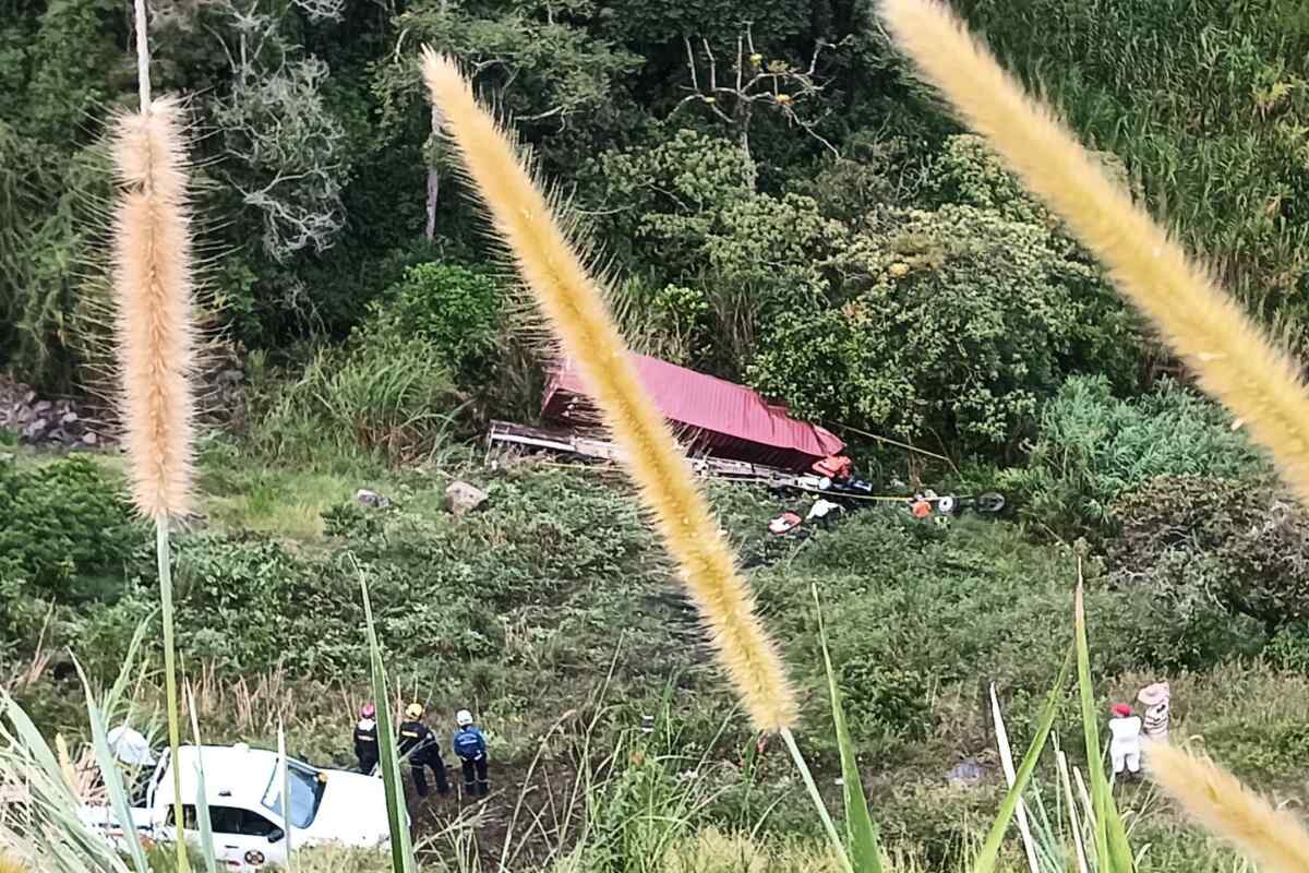 Fatal accidente en la vía Medellín-Bogotá: conductor muere tras caer a un abismo