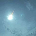Opción 1: ¡Impresionante! ☄️ Un asteroide iluminó el cielo de Filipinas. 🇵🇭 Fue detectado solo horas antes de impactar. ¿Sabías que esto ocurre con más frecuencia de lo que crees? #asteroide #ciencia #espacio #Filipinas