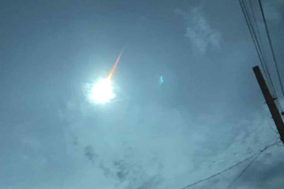 Opción 1: ¡Impresionante! ☄️ Un asteroide iluminó el cielo de Filipinas. 🇵🇭 Fue detectado solo horas antes de impactar. ¿Sabías que esto ocurre con más frecuencia de lo que crees? #asteroide #ciencia #espacio #Filipinas